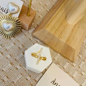 Nais Gold Ring with Crystal Detailing